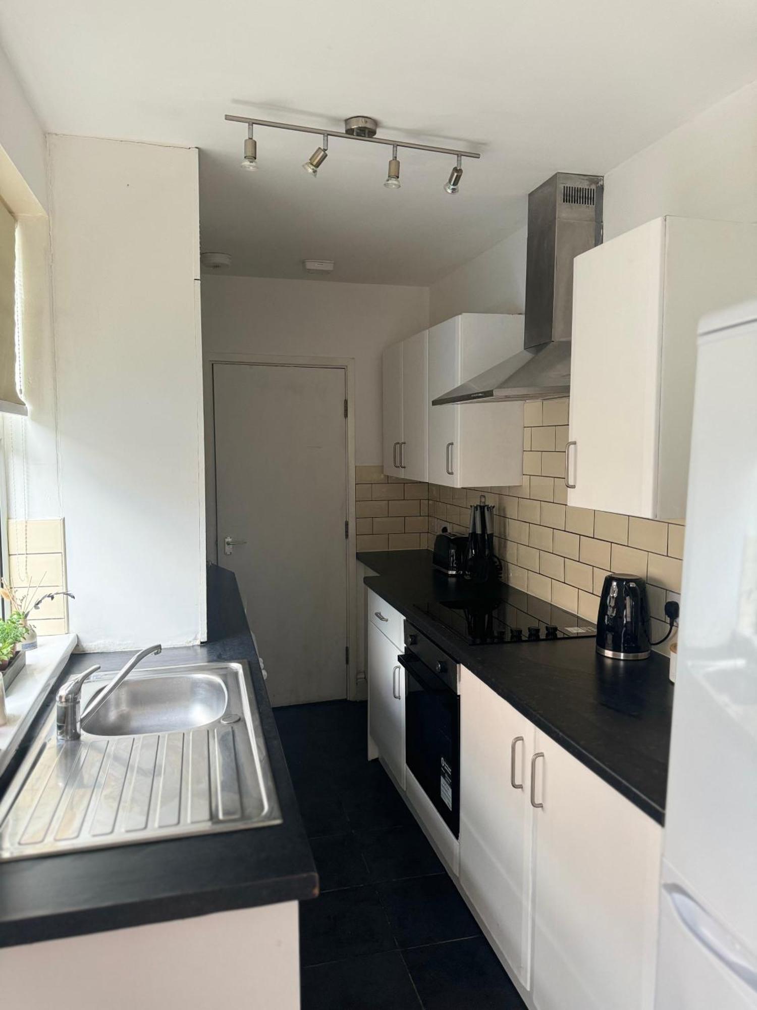 Large 4 Bed Town House - Contactor Gem